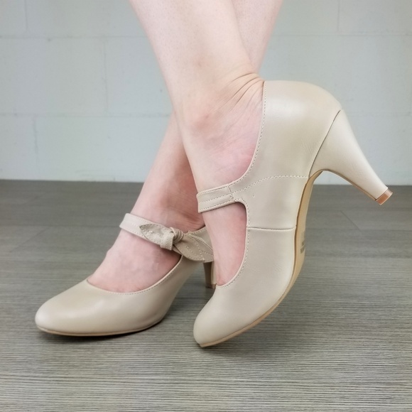 Closed Toe Low Mid Heel Bow Strap Dress Pump - Picture 4 of 8